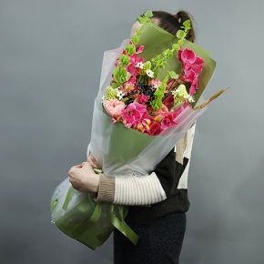 Букет "Карнавал" из гладиолусов, орнитогалума, альстромерий, пионовидных роз, вибирнума и молюцеллы в Рузе