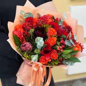 Букет "Красный закат" из калл, роз, калины, скиммии, гиперикума, сафари, гербер и капса в Рузе