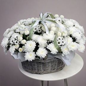 Композиция в корзине "Снежная лавина" из хризантем в Рузе
