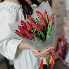 Букет из 15 красных тюльпанов в Рузе