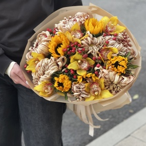 Букет "Биркин" из подсолнухов, орхидей, гиперикума, хризантем Виена в Рузе