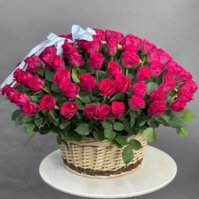 Композиция в корзине из 151 малиновой розы в Рузе