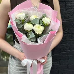 Букет-комплимент из 5 белых ранункулюсов в Рузе