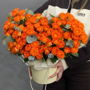 Композиция в шляпной коробке "Закат" из кустовых роз и эвкалипта в Рузе