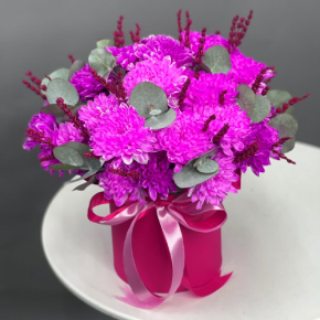 Композиция в шляпной коробке "Магия розового" из хризантем и лаванды в Рузе