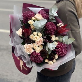 Букет "В каждом мгновении" из хризантем Бигоуди, кустовых роз, сафари, гербер Экзотик и диантусов в Рузе