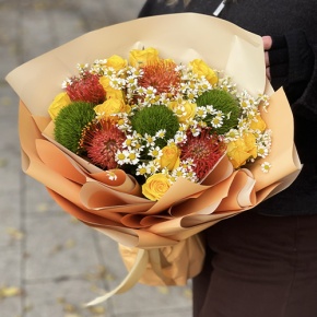 Букет "Зельда" из диантусов Lux, лимонных роз, лейко и ромашек в Рузе
