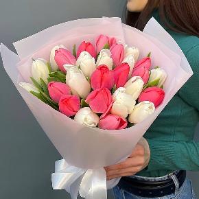 Букет из 25 кораллово-белых тюльпанов в Рузе