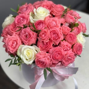 Композиция в шляпной коробке из белых и кустовых коралловых роз в Рузе