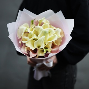 Букет из 25 калл нежный микс в Рузе