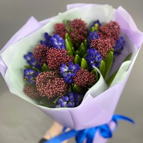 Букет "Твой яркий день" из гиацинтов и скиммии в Рузе