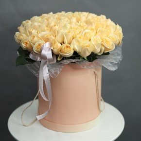 Композиция в шляпной коробке из 101 кремовой розы в Рузе