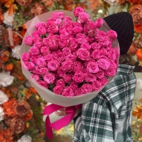 Букет из 35 малиновых кустовых пионовидных роз (60 см) в Рузе