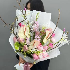 Авторский букет с антуриумами, ранункулюсами и цветущими ветками магнолии в Рузе