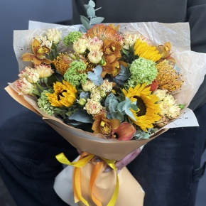 Букет "Сочиняй мечты" из подсолнухов, лейко, вибирнума, орхидей, калл, кустовых роз и талинума в Рузе