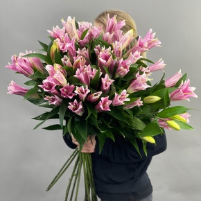 Букет из 17 розовых лилий в Рузе
