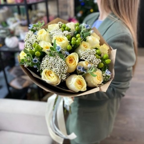 Букет "Мичиган" из пионовидных роз Баттеркап, озатамнуса, оксипеталума и гиперикума в Рузе