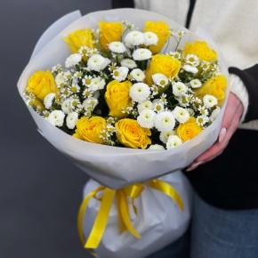 Букет "Синди" из лимонных роз, ромашек и хризантем сантини в Рузе