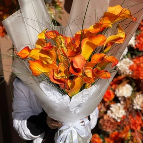 Монобукет из 21 оранжевой каллы в Рузе