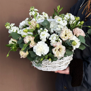 Композиция в корзине "Фея" из маттиол, диантусов, эустом и эвкалипта в Рузе