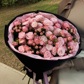 Букет из кустовых роз Бомбастик и гиперикума (50 см) в Рузе