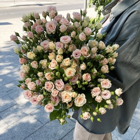 Букет из 31 кустовой розы микс (70 см) в Рузе