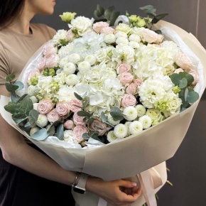 Букет "Пастелла" из кустовых пионовидных роз, Голландской Гортензии, эустомы, хризантемы Ньютон и эвкалипта в Рузе