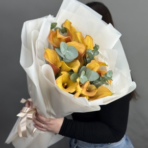 Букет из 17 оранжевых калл с эвкалиптом в Рузе