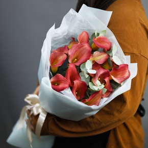 Букет из 17 нежных калл с эвкалиптом в Рузе