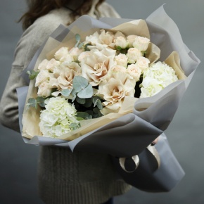 Букет "Вайб" из роз Эквадор Квиксенд, гортензии и кустовых роз в Рузе