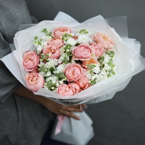 Букет "Наоми" из кустовых пионовидных роз Джульетта и ароматных маттиол в Рузе