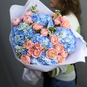 Букет "Тону в твоих глазах" из кустовых пионовидных роз Джульетта, хамелациума и гортензий в Рузе