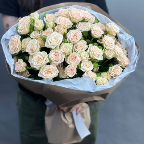 Нежный букет из 17 кремовых кустовых роз (60 см) в Рузе