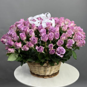 Композиция в корзине из 131 кенийской розы (40 см) в Рузе