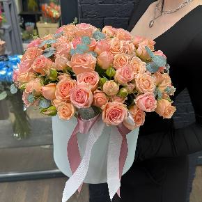 Композиция из кустовых роз в шляпной коробке " Персиковый мусс" в Рузе