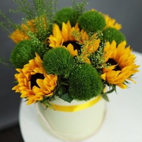 Композиция в шляпной коробке из подсолнухов и диантусов люкс в Рузе