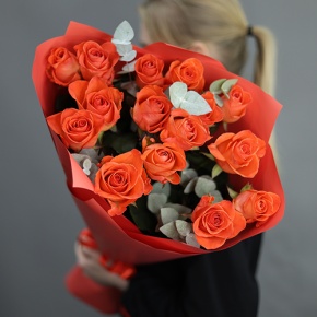 Букет из 15 морковных роз с эвкалиптом (70 см) в Рузе