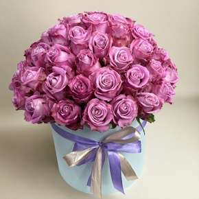 Композиция в шляпной коробке из 51 розы Меритим в Рузе