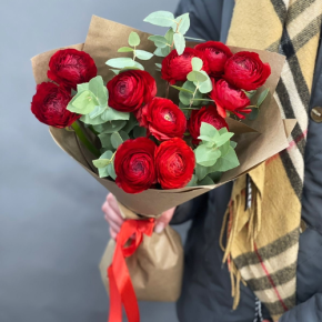 Букет из 11 ранункулюсов и эвкалипта в Рузе