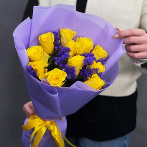 Букет "Лейкерс" из лимонных роз и статицы в Рузе