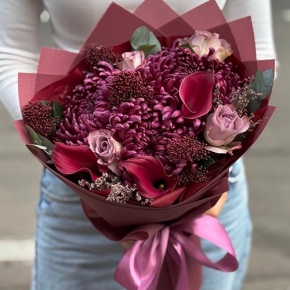 Букет "Импульс" из скиммии, калл, роз и хризантем Бигоуди в Рузе