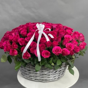 Композиция в корзине из 101 малиновой розы (40 см) в Рузе