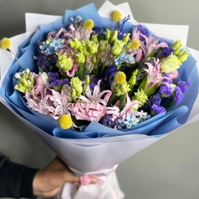 Букет "Загадка вечности" из гиацинтов, нерине, тюльпанов и оксипеталума в Рузе