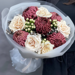 Букет "Всё что тебе касается" из хризантем Бигоуди, роз Эквадор Квиксенд и гиперикума в Рузе