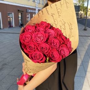 Букет из 15 роз Шангрила в крафте (60 см) в Рузе
