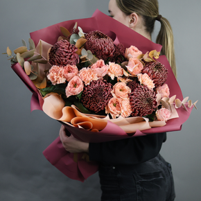 Букет "Осенний блюз" из хризантем Бигоуди, диантусов, скиммии и роз Риджентс парк  в Рузе