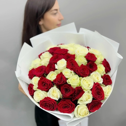 Букет из 51 красно-белой розы 70 см в Рузе