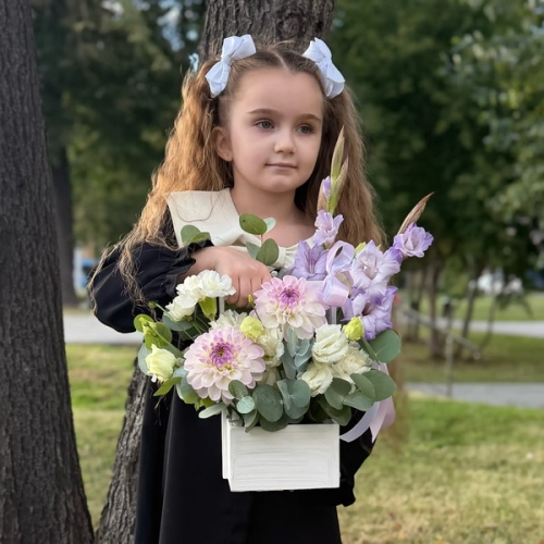 Композиция с георгинами на 1 сентября в белом ящике в Рузе
