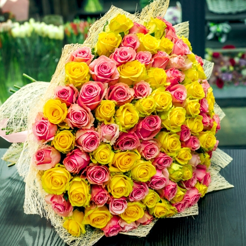Букет из 101 розовой и лимонной розы (50 см) в Рузе
