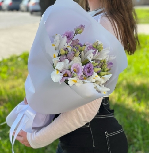 Букет "Вива ла дива" из эустом и ирисов в Рузе